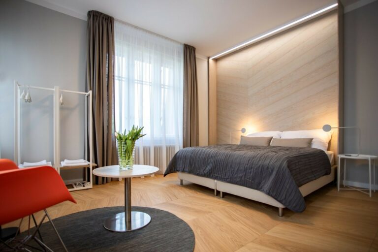 Drevovýroba - hotelový nábytok na mieru